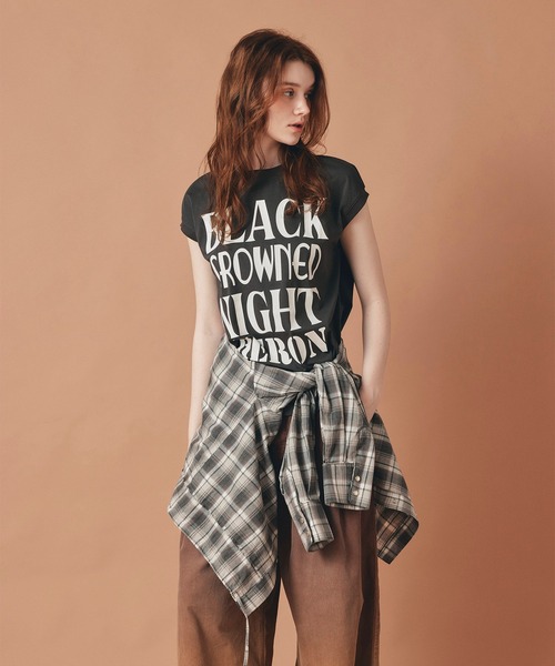 AT THE TRNK(アットザトランク)の「英字ロゴプリント ノースリ Tシャツ AT THE TRNK(Tシャツ/カットソー・レディース・ブラック/チャコール/ホワイト・フリー)」の4枚目の写真
