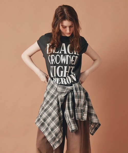 AT THE TRNK(アットザトランク)の「英字ロゴプリント ノースリ Tシャツ AT THE TRNK(Tシャツ/カットソー・レディース・ブラック/チャコール/ホワイト・フリー)」の5枚目の写真