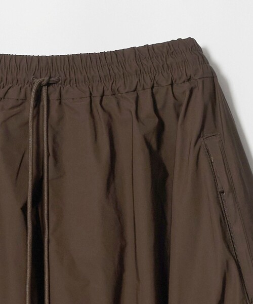 UNITED ARROWS（ユナイテッドアローズ）の「タフタ ジップ フレアスカート ‐ウォッシャブル‐（スカート・レディース・オリーブ/ブラック/ダークブラウン・36/38）」の17枚目の写真