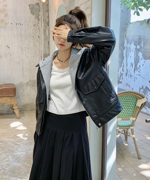 LUCPY(ラクピー)の「フード付きオーバーサイズフェイクレザージャケット(その他トップス・レディース・ブラック・XX-LARGE/X-LARGE/LARGE/MEDIUM)」の3枚目の写真