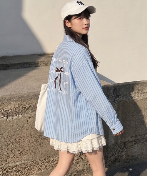 HOOK(フック)の「HOOK for girls リボンプリントストライプオーバーシャツ(シャツ/ブラウス・レディース・ブルー・S)」の1枚目の写真