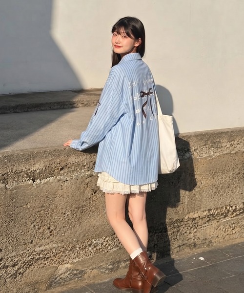 HOOK(フック)の「HOOK for girls リボンプリントストライプオーバーシャツ(シャツ/ブラウス・レディース・ブルー・S)」の4枚目の写真