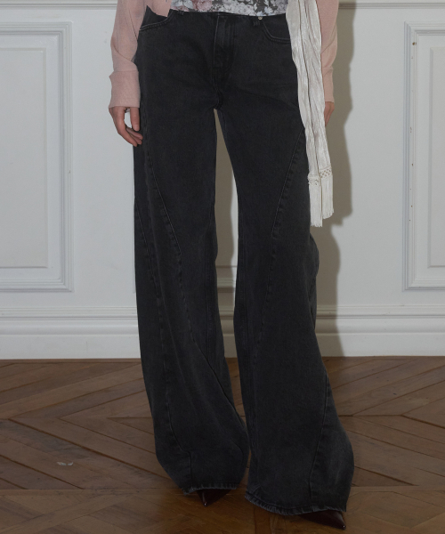THEPORTA(ザ ポルタ)の「DOUBLE CURVED DENIM PANTS, DARK GREY(デニムパンツ・レディース・その他・SMALL/MEDIUM)」の1枚目の写真
