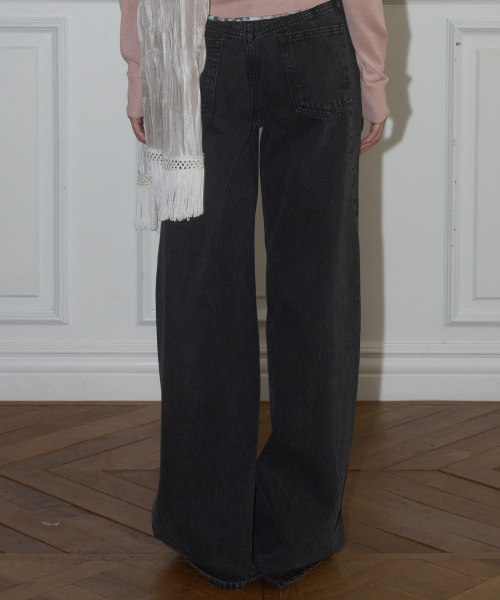 THEPORTA(ザ ポルタ)の「DOUBLE CURVED DENIM PANTS, DARK GREY(デニムパンツ・レディース・その他・SMALL/MEDIUM)」の3枚目の写真