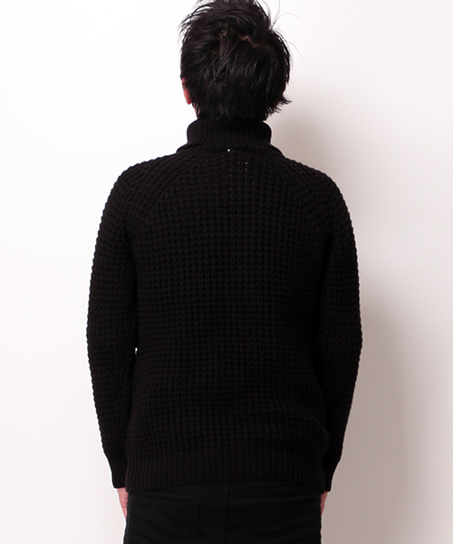 VENCEEXCHANGE（ヴァンスエクスチェンジ）の「【BITTER1月号 掲載商品】ワッフル編みタートルネックプルオーバー（ニット/セーター・メンズ・オフホワイト/ダークグリーン/ブラック・LARGE/MEDIUM）」の6枚目の写真