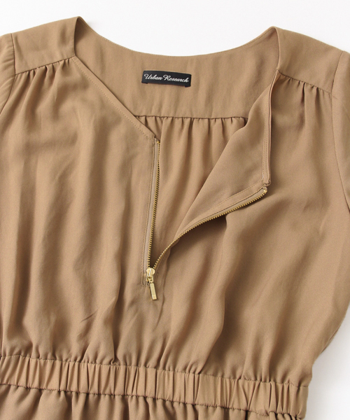 URBAN RESEARCH（アーバンリサーチ）の「UR フロントZIPワンピース（ワンピース・レディース・ベージュ/オリーブ/ブラック・FREE）」の9枚目の写真