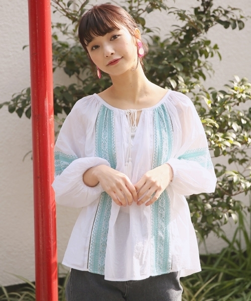 LOWRYS FARM(ローリーズファーム)の「シシュウブラウス/LS 785958 (シャツ/ブラウス・レディース・ブラウン/オフホワイト/ピンク・FREE)」の2枚目の写真