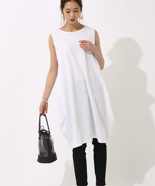 AZUL by moussy(アズールバイマウジー)の「コクーンカットロングワンピース(ワンピース・レディース・オフホワイト/ネイビー/ブラック系その他・SMALL/MEDIUM)」の2枚目の写真