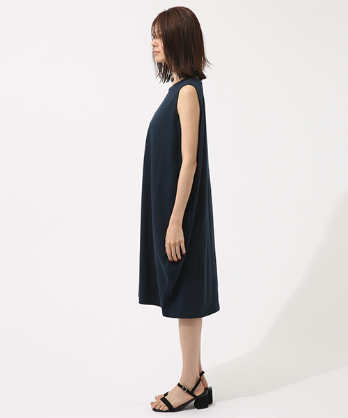 AZUL by moussy(アズールバイマウジー)の「コクーンカットロングワンピース(ワンピース・レディース・オフホワイト/ネイビー/ブラック系その他・SMALL/MEDIUM)」の7枚目の写真
