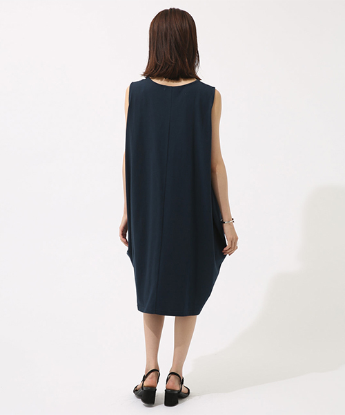 AZUL by moussy(アズールバイマウジー)の「コクーンカットロングワンピース(ワンピース・レディース・オフホワイト/ネイビー/ブラック系その他・SMALL/MEDIUM)」の4枚目の写真