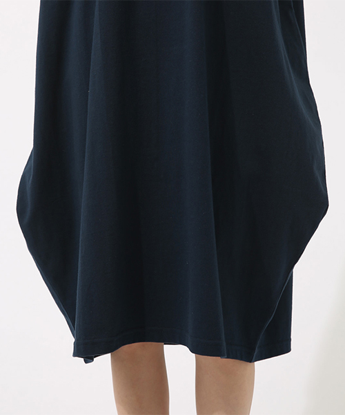 AZUL by moussy(アズールバイマウジー)の「コクーンカットロングワンピース(ワンピース・レディース・オフホワイト/ネイビー/ブラック系その他・SMALL/MEDIUM)」の9枚目の写真