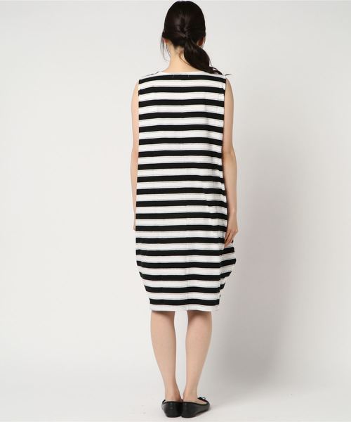 AZUL by moussy(アズールバイマウジー)の「コクーンカットロングワンピース(ワンピース・レディース・オフホワイト/ネイビー/ブラック系その他・SMALL/MEDIUM)」の8枚目の写真