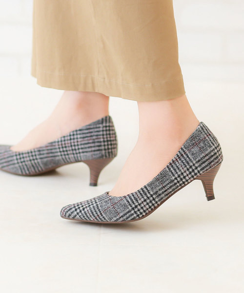 menue(メヌエ)の「極上のふわふわ美パンプス スタック調ヒールver. ポインテッドトゥ ミドルヒール パンプス(パンプス・レディース・ブラック/ネイビー/ボルドー/ブラック系その他/ブラウン系その他/チェック/ブラック系その他2/テラコッタ・22cm/22.5cm/23cm/23.5cm/24cm/24.5cm/25cm/25.5cm/26.5cm/26.0cm/21.5cm)」の8枚目の写真