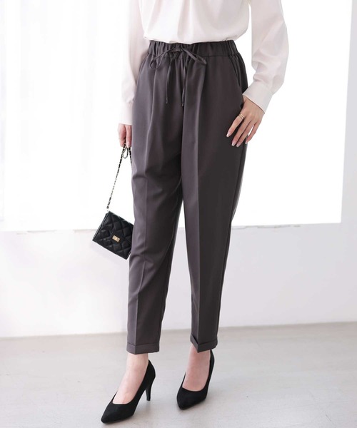 GeeRA(ジーラ)の「【7サイズ/8色展開】楽ちんなのにきれい魅せ!美脚タックテーパードパンツ(スラックス・レディース・カーキ/ベージュ/ブラック/ライトグレー/ネイビー/チャコールグレー/ブラウン/ブルー/ピンク/アイボリー・X-LARGE/XX-LARGE/LARGE/SMALL/MEDIUM/XXX-LARGE/XXXX-LARGE)」の19枚目の写真