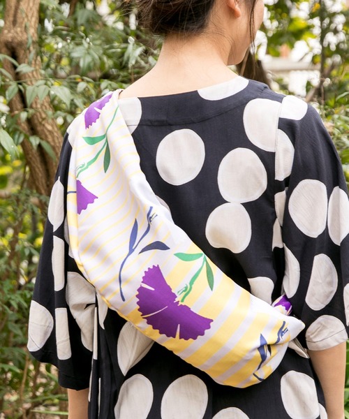 カヤ（カヤ）の「【カヤ】行楽たすきバッグ 和モダン花（ショルダーバッグ・レディース・ホワイト/ネイビー/レッド/イエロー/ブルー/グリーン・FREE）」の5枚目の写真