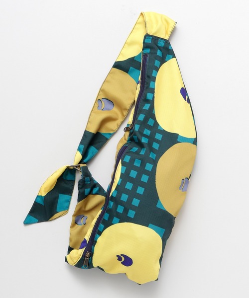 カヤ（カヤ）の「【カヤ】行楽たすきバッグ 和モダン花（ショルダーバッグ・レディース・ホワイト/ネイビー/レッド/イエロー/ブルー/グリーン・FREE）」の2枚目の写真