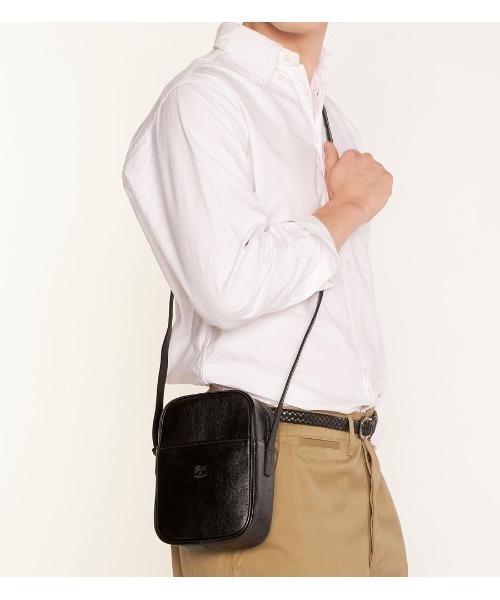 IL BISONTE(イルビゾンテ)の「IL BISONTE / ORIGINAL LEATHER / クロスボディバッグ(ショルダーバッグ・レディース・ブラック/オリーブ/グリーン/ナチュラル/レッド/グレー/ライトブラウン/ダークブラウン/オレンジ/ネイビー/レンガ・FREE)」の2枚目の写真