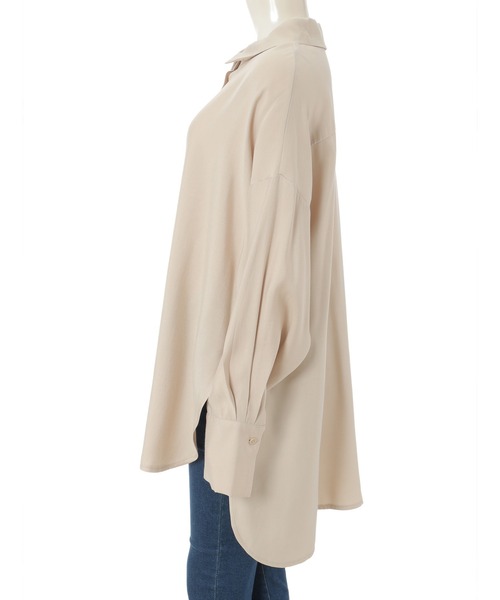 fifth calin（フィフスカラン）の「シャイニー前後差オーバーサイズシャツ（シャツ/ブラウス・レディース・ベージュ/ネイビー・MEDIUM）」の5枚目の写真