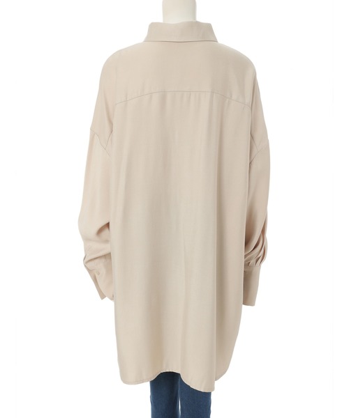 fifth calin（フィフスカラン）の「シャイニー前後差オーバーサイズシャツ（シャツ/ブラウス・レディース・ベージュ/ネイビー・MEDIUM）」の6枚目の写真