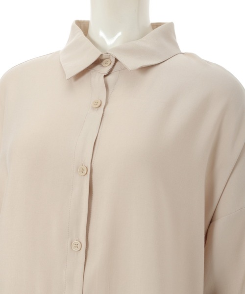 fifth calin（フィフスカラン）の「シャイニー前後差オーバーサイズシャツ（シャツ/ブラウス・レディース・ベージュ/ネイビー・MEDIUM）」の7枚目の写真