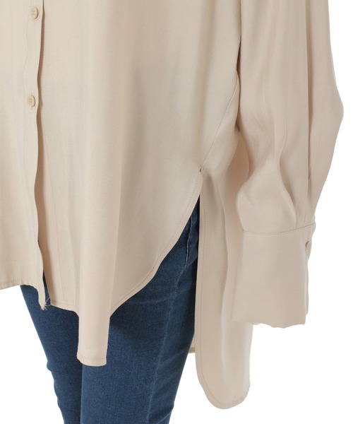 fifth calin（フィフスカラン）の「シャイニー前後差オーバーサイズシャツ（シャツ/ブラウス・レディース・ベージュ/ネイビー・MEDIUM）」の8枚目の写真
