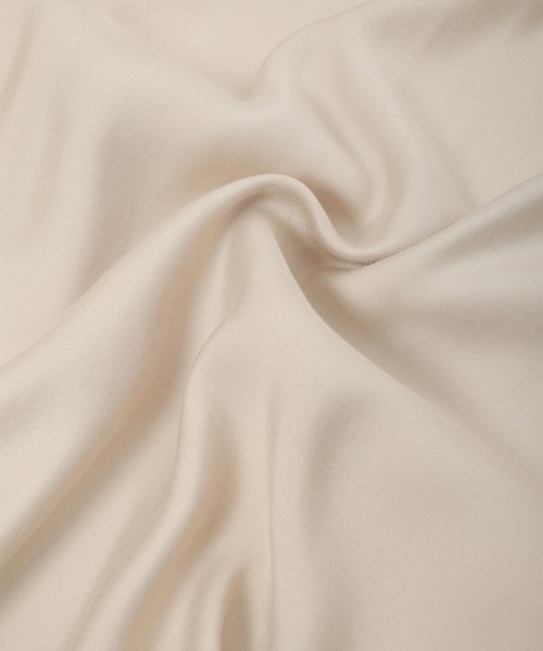 fifth calin（フィフスカラン）の「シャイニー前後差オーバーサイズシャツ（シャツ/ブラウス・レディース・ベージュ/ネイビー・MEDIUM）」の9枚目の写真