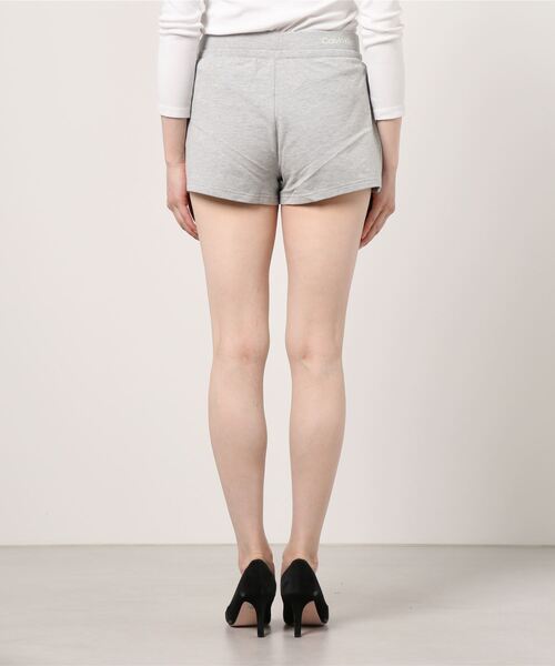 Calvin Klein(カルバン・クライン)の「エコ ラウンジ コンフォート ショートパンツ(スウェットパンツ・レディース・グレー/ブラック・M/S/XS)」の5枚目の写真
