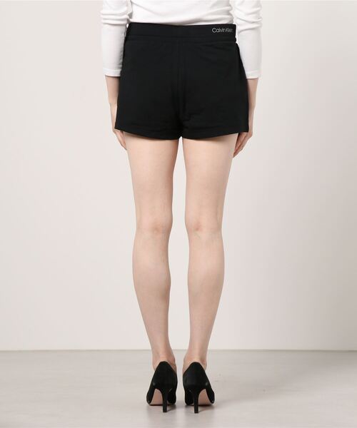 Calvin Klein(カルバン・クライン)の「エコ ラウンジ コンフォート ショートパンツ(スウェットパンツ・レディース・グレー/ブラック・M/S/XS)」の3枚目の写真