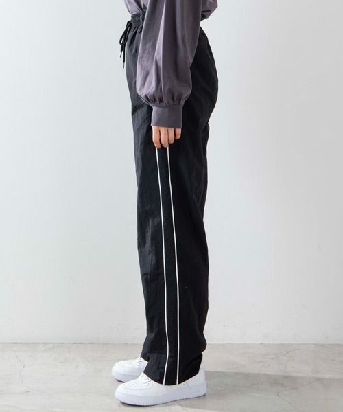 WEGO（ウィゴー）の「WEGO/ナイロンラインパンツ（スウェットパンツ・レディース・レッド/ブラック・FREE）」の5枚目の写真