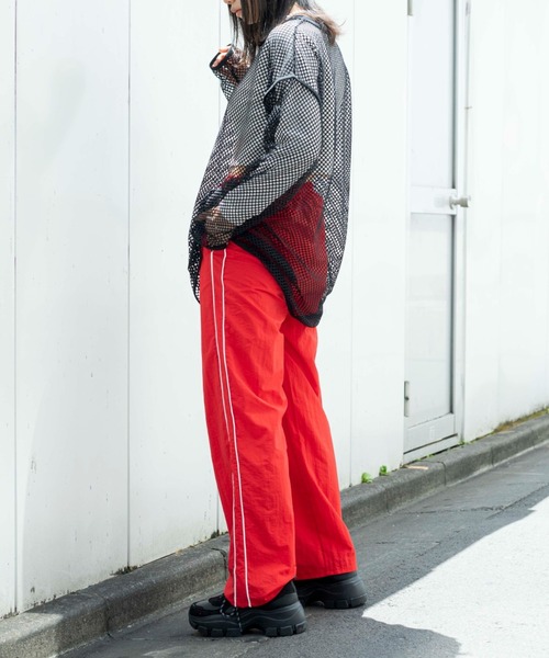 WEGO（ウィゴー）の「WEGO/ナイロンラインパンツ（スウェットパンツ・レディース・レッド/ブラック・FREE）」の3枚目の写真