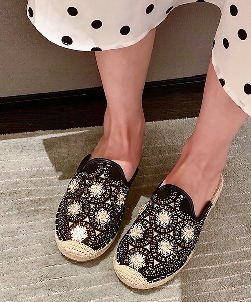 me+em select（ミームセレクト）の「ストーンビジュー刺繍ジュートフラットサンダル（サンダル・レディース・ブラック/アイボリー・24/23.5）」の7枚目の写真