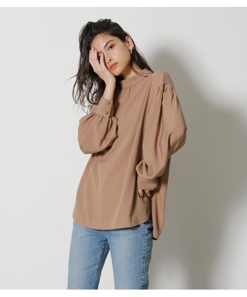 AZUL by moussy（アズールバイマウジー）の「BOTTLE NECK BLOUSE/ボトルネックブラウス（シャツ/ブラウス・レディース・ブラック/ベージュ/オフホワイト・SMALL/MEDIUM）」の6枚目の写真