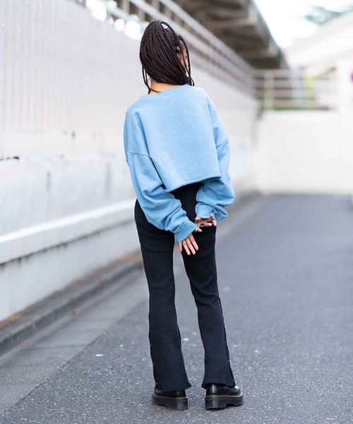 X-girl（エックスガール）の「GRAFFITI LOGO SWEAT CROPPED TOP（スウェット・レディース・ライトパープル/ライトブルー/ブラック・M/S）」の5枚目の写真