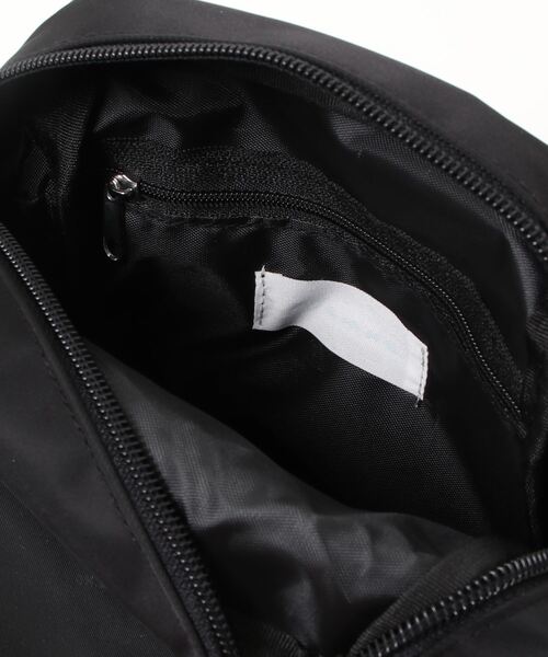 nemne store（ネンネストア）の「【 neonerdyboy コラボ 】ナイロンボディバッグ（ショルダーバッグ・レディース・ブラック・フリー）」の4枚目の写真