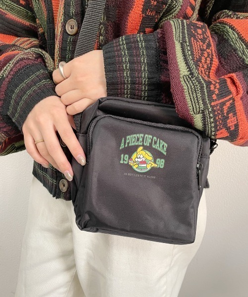 nemne store（ネンネストア）の「【 neonerdyboy コラボ 】ナイロンボディバッグ（ショルダーバッグ・レディース・ブラック・フリー）」の6枚目の写真