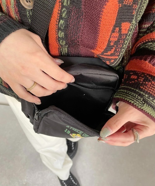 nemne store（ネンネストア）の「【 neonerdyboy コラボ 】ナイロンボディバッグ（ショルダーバッグ・レディース・ブラック・フリー）」の10枚目の写真