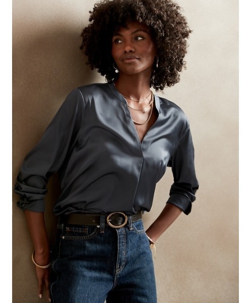 BANANA REPUBLIC FACTORY STORE（バナナリパブリック ファクトリーストア）の「BANANA REPUBLIC FACTORY STORE　　シルキーブラウス（シャツ/ブラウス・レディース・ネイビー/グレー/ホワイト・S/L/XS/M）」の2枚目の写真