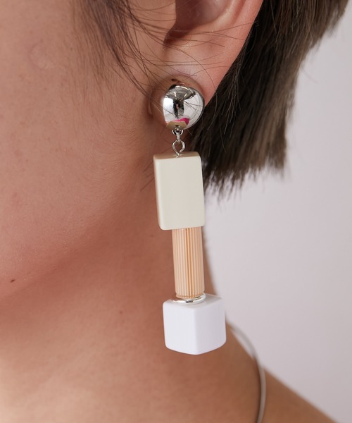 ear PAPILLONNER（イアパピヨネ）の「キュービーイヤリング（イヤリング・レディース・アイボリー/サーモンピンク・FREE）」の18枚目の写真