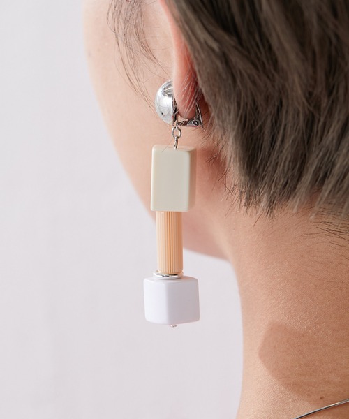 ear PAPILLONNER（イアパピヨネ）の「キュービーイヤリング（イヤリング・レディース・アイボリー/サーモンピンク・FREE）」の5枚目の写真