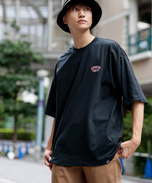 En serio TOKYO(エンソリオトーキョー)の「ワンポイント アーチロゴ ビッグシルエット TEE(Tシャツ/カットソー・メンズ・ホワイト/ブラック/グリーン・LL/M/L)」の2枚目の写真