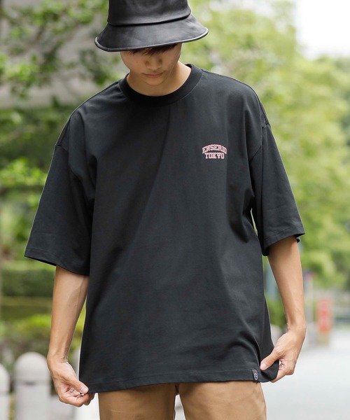 En serio TOKYO(エンソリオトーキョー)の「ワンポイント アーチロゴ ビッグシルエット TEE(Tシャツ/カットソー・メンズ・ホワイト/ブラック/グリーン・LL/M/L)」の4枚目の写真