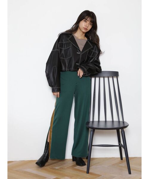 MURUA（ムルーア）の「フェイクレザーショートジャケット（ブルゾン・レディース・ブラック/アイボリー/ダークグレー・FREE）」の5枚目の写真