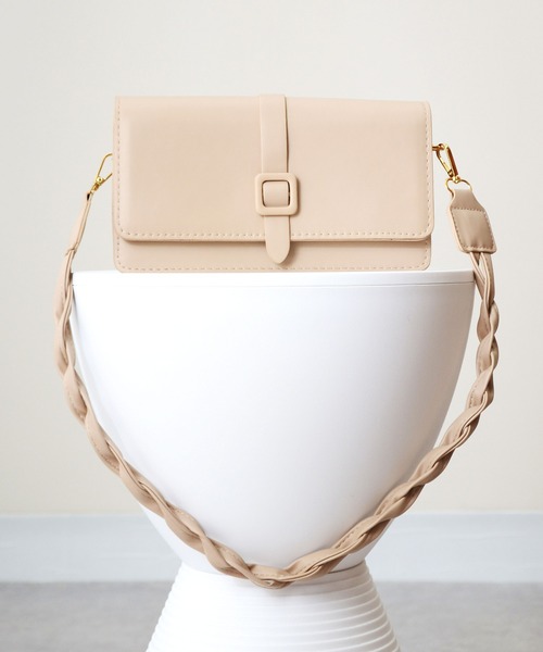 ibeul_（イベール）の「ツイストベルトショルダーバッグ（ショルダーバッグ・レディース・ホワイト/ブラック/ベージュ/ブラウン・FREE）」の4枚目の写真