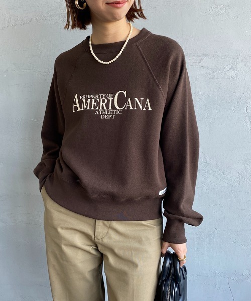 AMERICANA（アメリカーナ）の「【STORY 12月号掲載】[Americana×JEANS FACTORY/アメリカーナ×ジーンズファクトリー] 別注 クラシックロゴプリント クルーネックスウェット（スウェット・レディース・アイボリー/チョコ/グリーン・ONE SIZE）」の3枚目の写真