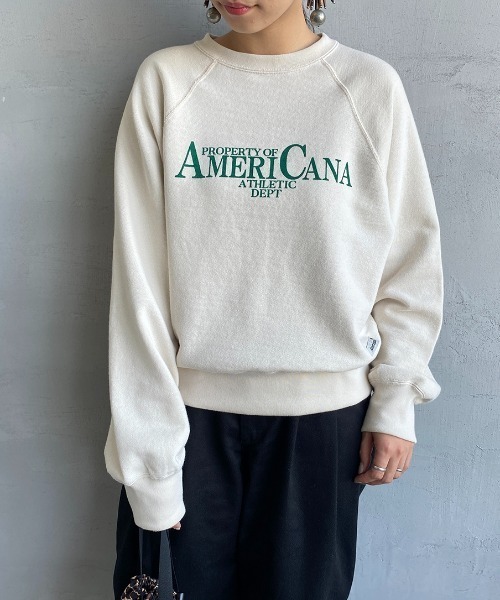 AMERICANA（アメリカーナ）の「【STORY 12月号掲載】[Americana×JEANS FACTORY/アメリカーナ×ジーンズファクトリー] 別注 クラシックロゴプリント クルーネックスウェット（スウェット・レディース・アイボリー/チョコ/グリーン・ONE SIZE）」の7枚目の写真