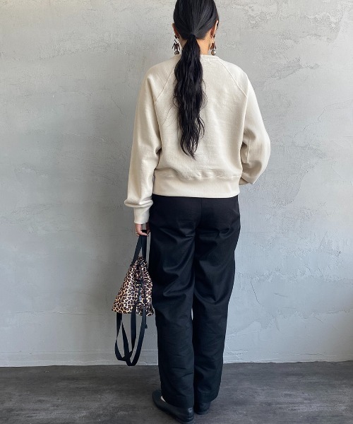 AMERICANA（アメリカーナ）の「【STORY 12月号掲載】[Americana×JEANS FACTORY/アメリカーナ×ジーンズファクトリー] 別注 クラシックロゴプリント クルーネックスウェット（スウェット・レディース・アイボリー/チョコ/グリーン・ONE SIZE）」の13枚目の写真