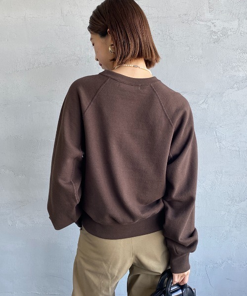 AMERICANA（アメリカーナ）の「【STORY 12月号掲載】[Americana×JEANS FACTORY/アメリカーナ×ジーンズファクトリー] 別注 クラシックロゴプリント クルーネックスウェット（スウェット・レディース・アイボリー/チョコ/グリーン・ONE SIZE）」の18枚目の写真