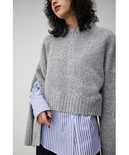 AZUL by moussy（アズールバイマウジー）の「2WAY BUTTON DESIGN SLEEVE KNIT/2WAYボタンデザインスリーブニット（ニット/セーター・レディース・オフホワイト/グレー/ネイビー・FREE）」の2枚目の写真