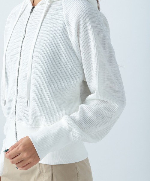 BAYFLOW（ベイフロー）の「ワッフルパーカー（パーカー・レディース・チャコール/グレイッシュベージュ/オフホワイト・FREE）」の17枚目の写真