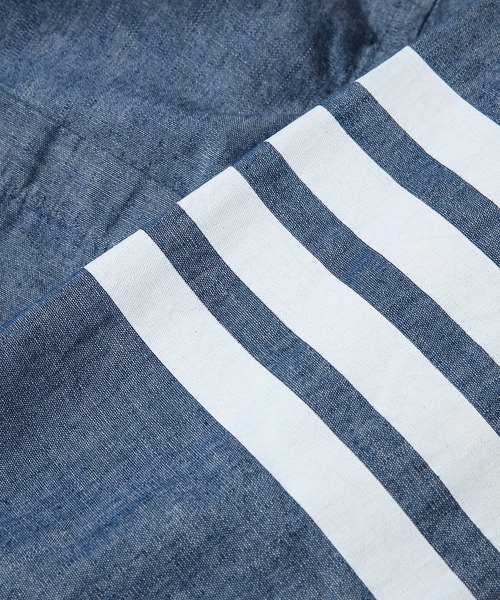 THOM BROWNE(トムブラウン)の「STRAIGHT FIT BUTTON-DOWN LONG SLEEVE SHIRT W/ PRINTED 4 BAR SLEEVE IN CHAMBRAY(シャツ/ブラウス・メンズ・ブルー・1/2)」の5枚目の写真